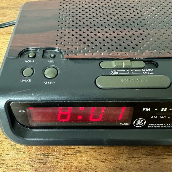 Vintage EUC Retro GE Alarm Clock AM/FM Radio 7-4313B Woodgrain Working Tested - Picture 6 of 10